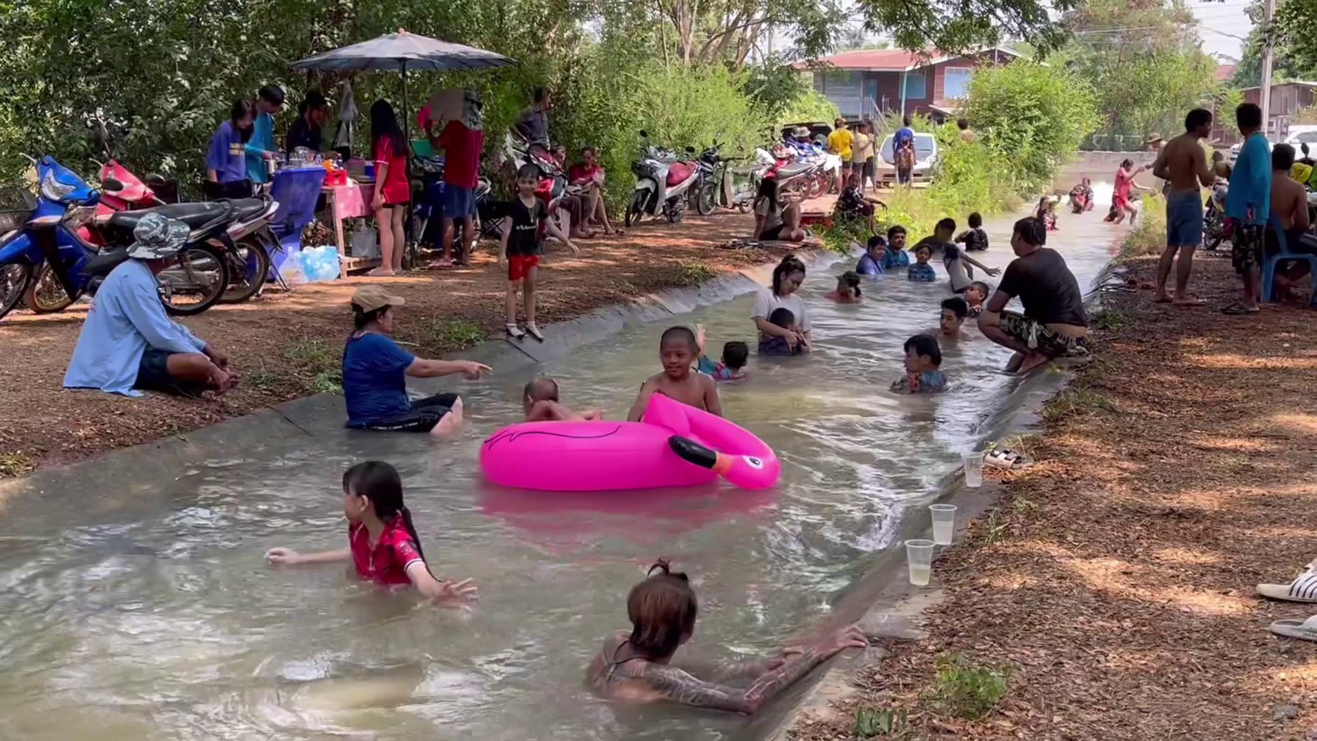 ชัยนาท อากาศร้อนจัดประชาชนแห่ลงเล่นน้ำคลองท่าลาภขณะสูบน้ำเข้านา