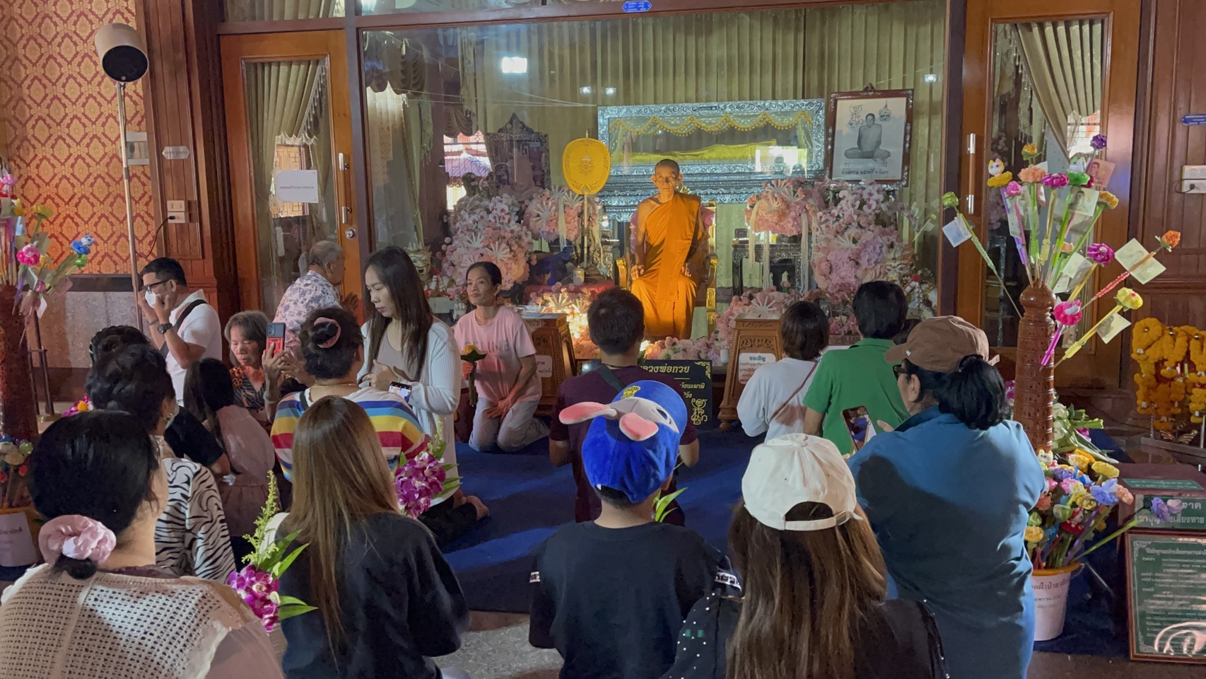 พลังศรัทธาเรือนหมื่น! ศิษย์แห่กราบ &ldquo;หลวงพ่อกวย&rdquo; วัดโฆสิตารามแน่นวัด ขอพรรับปีใหม่-แก้บนของโปรดจนล้นวิหาร