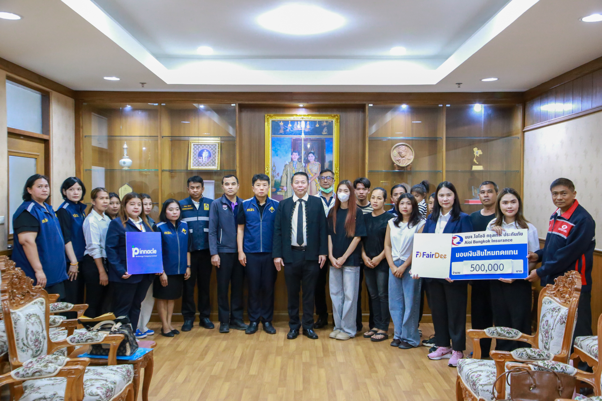 รองผู้ว่าฯ ชัยนาท มอบเงินสินไหมทดแทนเยียวยาทายาท 5 ศพ กรณีอุบัติเหตุใหญ่สี่แยกวัดจันทร์ห้วยกรด