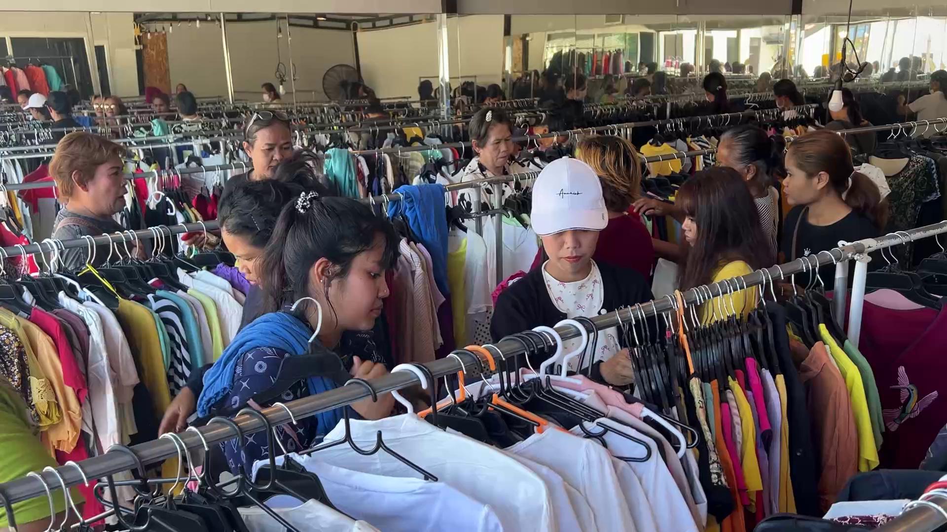 ชัยนาทใจฟู! เจ้าของร้านเสื้อผ้าดังแจกฟรี 1 หมื่นตัว ฉลองวันเกิด 2 มี.ค. เจ้าตัวเผยอยากเป็นผู้ให้-สร้างกำลังใจให้คนสู้ชีวิตยุคเศรษฐกิจฝืดเคือง