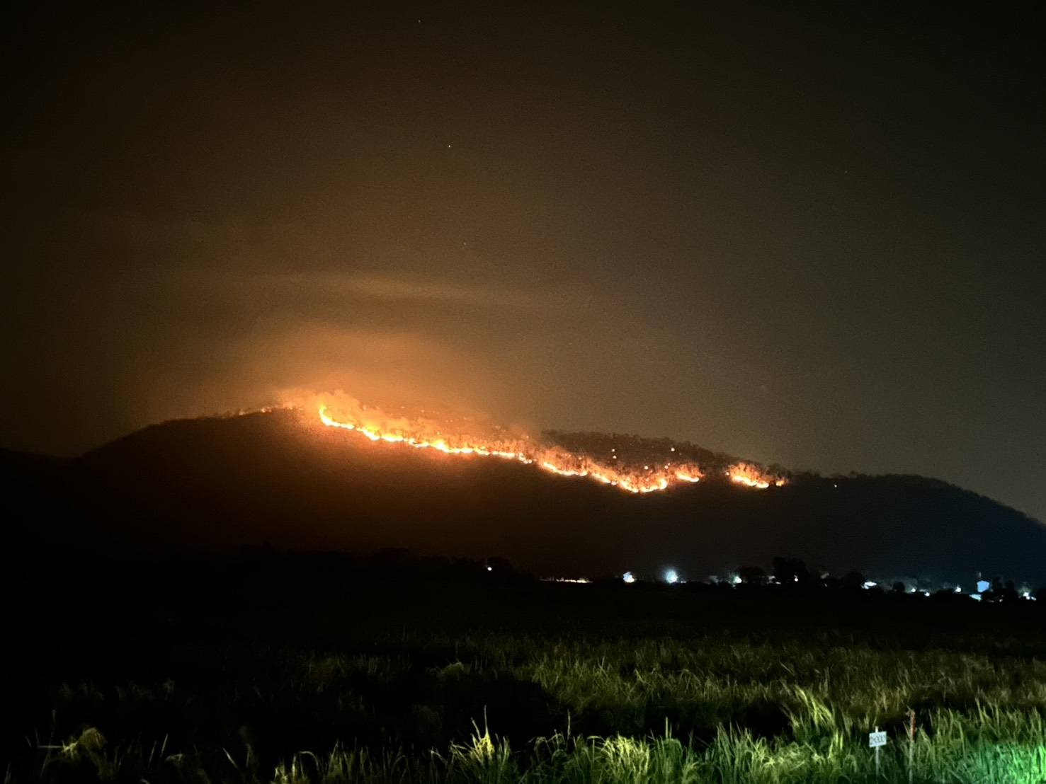 ผู้ว่าฯ ชัยนาทสั่งลุยไฟ! ระดมกำลังคุมเพลิง "เขาบ้านกลำ" หวั่นลามบ่อขยะ-บ้านเรือน ล่าสุดยังคุมเข้ม 21.00 น.