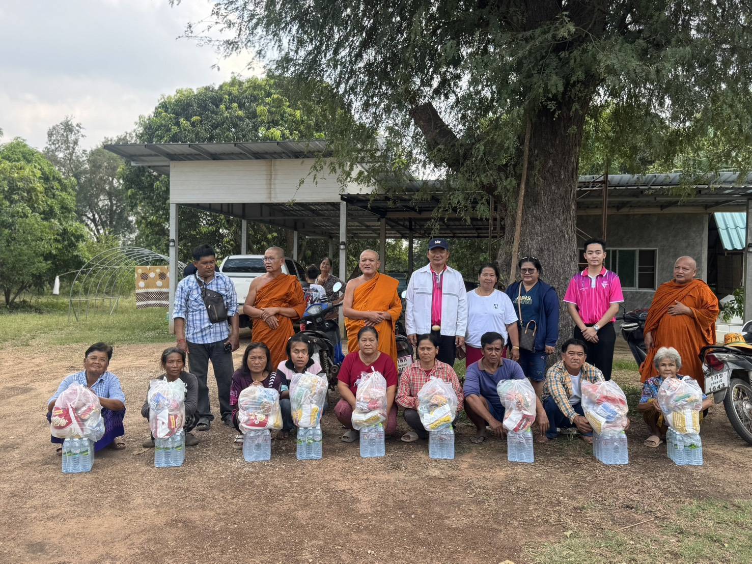 เจ้าคณะจังหวัดชัยนาท รุดลงพื้นที่หนองมะโมง มอบสิ่งของบรรเทาทุกข์ผู้ประสบวาตภัย 17 หลังคาเรือน ผนึกกำลังท้องถิ่นเร่งสำรวจความเสียหาย-ซ่อมแซมบ้านเรือนคืนความสุขให้ชาววังตะเคียน