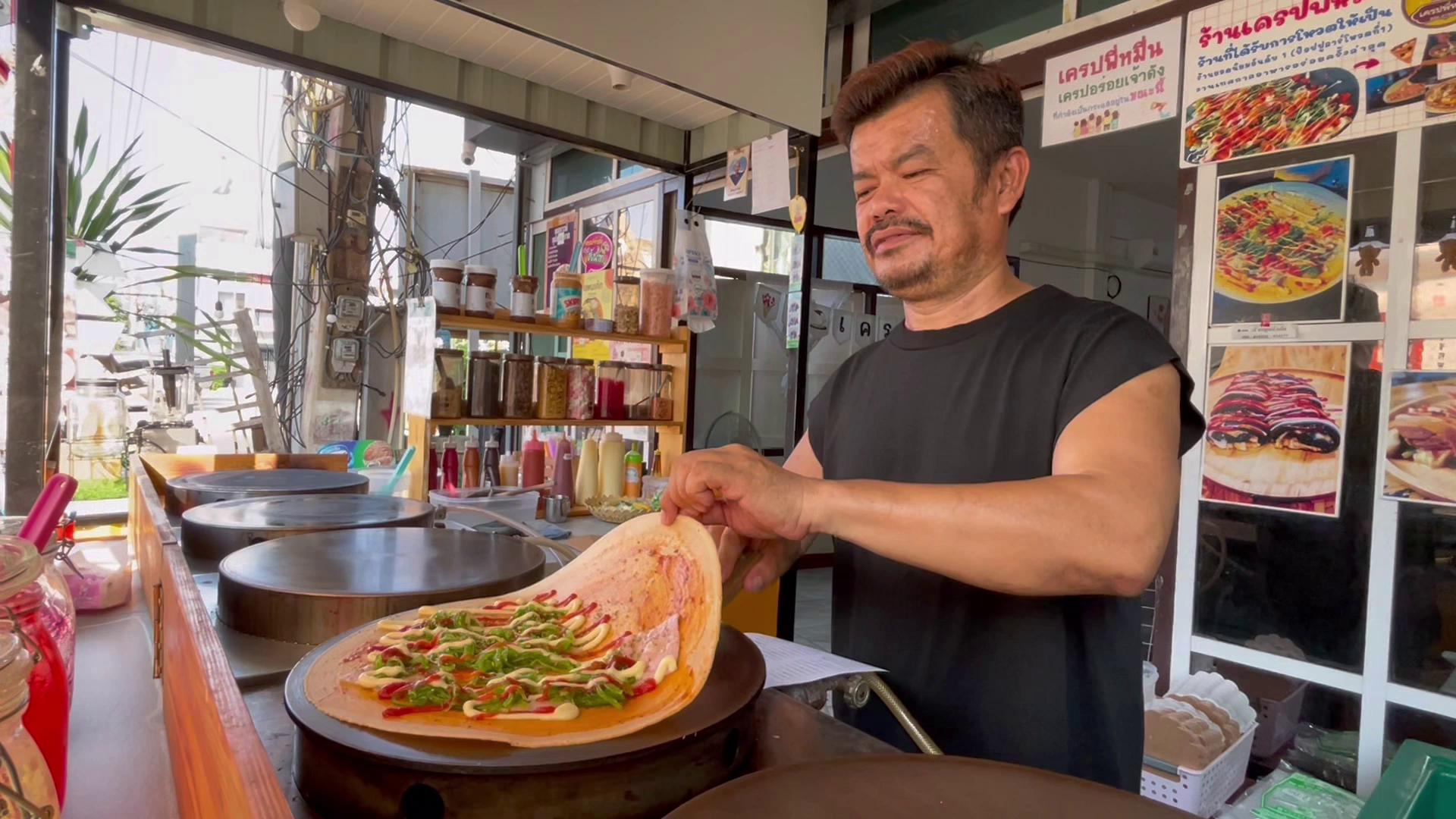 &ldquo;เครปพี่หมื่น&rdquo; ชัยนาท ใจเด็ด! ประกาศตรึงราคาเดิมช่วยลูกค้าฝ่าวิกฤตดีเซลพุ่ง 6 บาท ยันแบกต้นทุนเอง-เน้นทำกันเองในครอบครัว มอบความสุขให้ชาวเมืองได้กินไส้จุกๆ เริ่มต้นเพียง 20 บาท