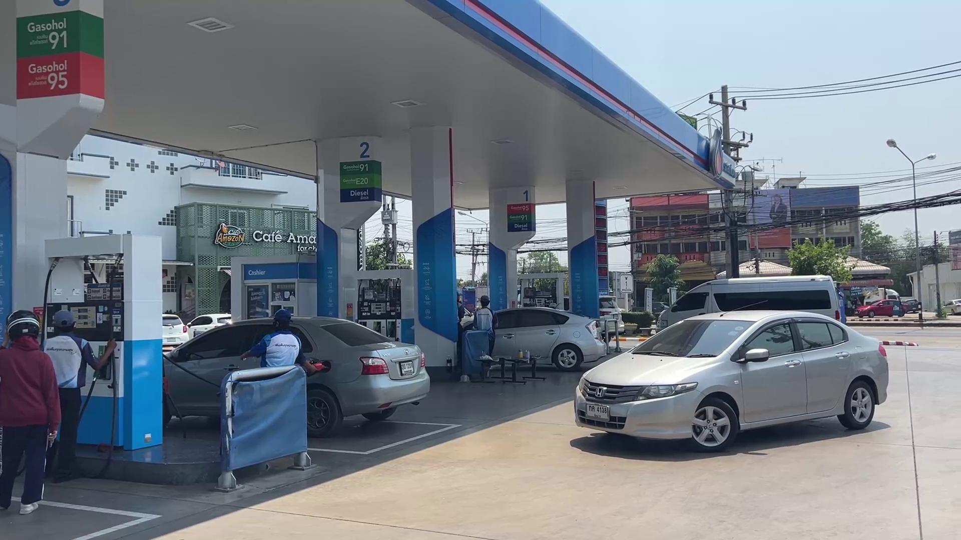 ชัยนาทเริ่มโล่ง! ปั๊มแยกแขวงฯ คิวรถบางตาหลังน้ำมันพุ่งลิตรละ 6 บาท ชาวบ้านกัดฟันเติมสู้ราคาดีกว่าไม่มีขาย ยอมรับต้องประหยัดสุดขีด แคชเชียร์ยันของมีเติมตลอด-ไร้กักตุน