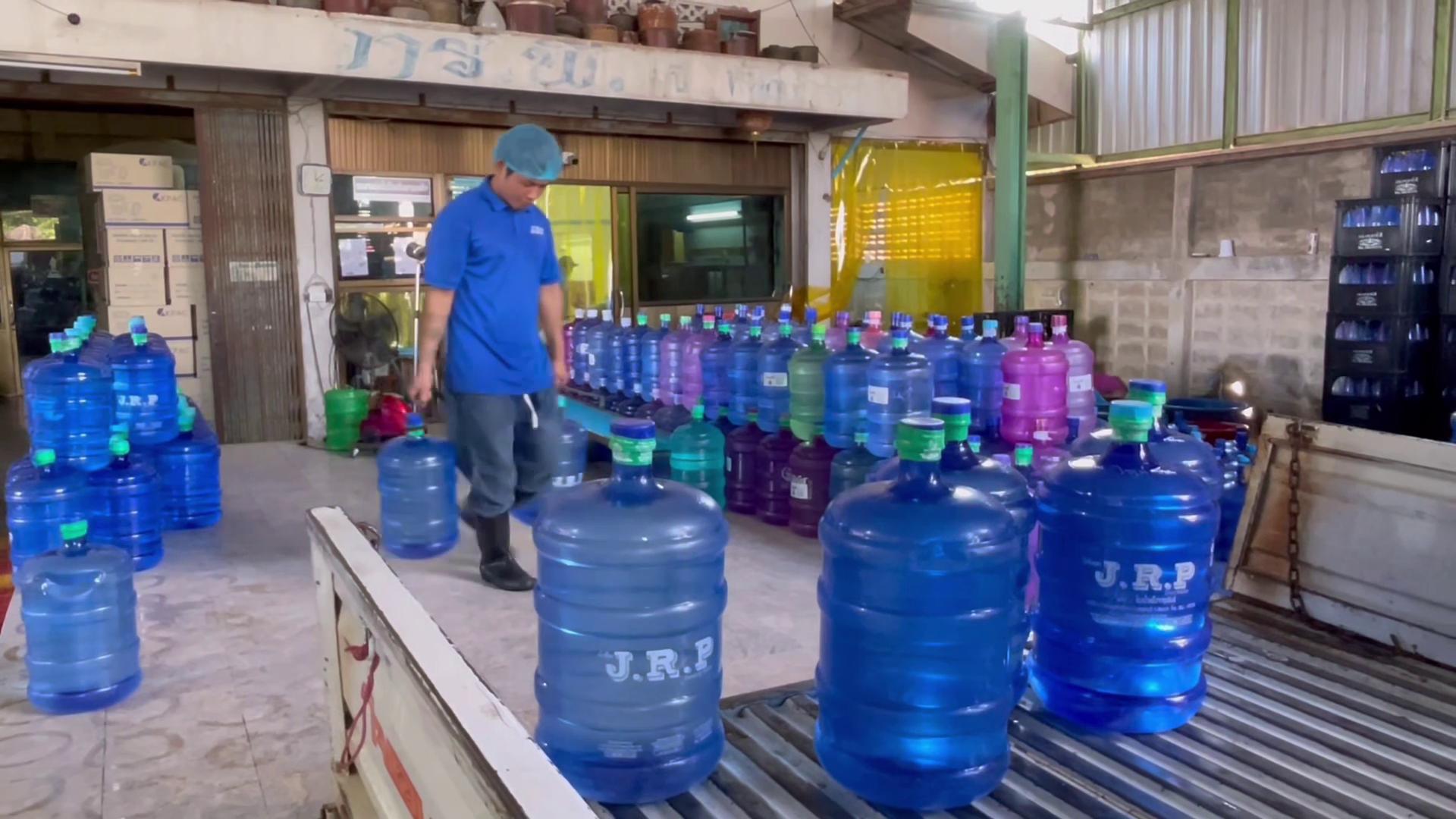 โรงน้ำแข็งชัยนาทอ่วม! วิกฤตน้ำมัน-พลาสติกพ่นพิษ ทำต้นทุนขนส่งพุ่งพรวด แบกรับราคาลิตรละ 44 บาทไม่ไหว จ่อขยับราคาน้ำแพ็ก-น้ำโหล สั่งปรับแผนสลับวันหยุดคนงานพยุงธุรกิจให้อยู่รอด