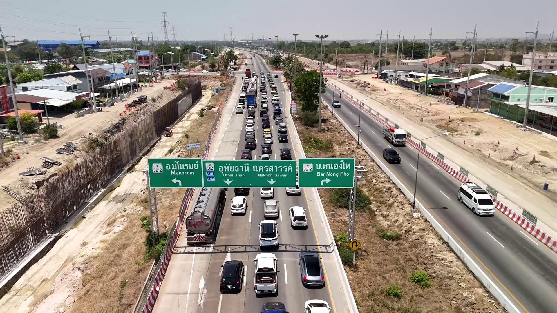 สายเอเชียชัยนาทเริ่มหนาแน่น! รอง ผบก.ภ.จว.ชัยนาท ลงพื้นที่สั่งปรับสัญญาณไฟระบบ "แมนนวล" สู้เขตก่อสร้างหางน้ำสาคร ย้ำทางเลี่ยง 340 รถมากแต่ยังคล่องตัว คาดคืนนี้ปริมาณรถทวีคูณ