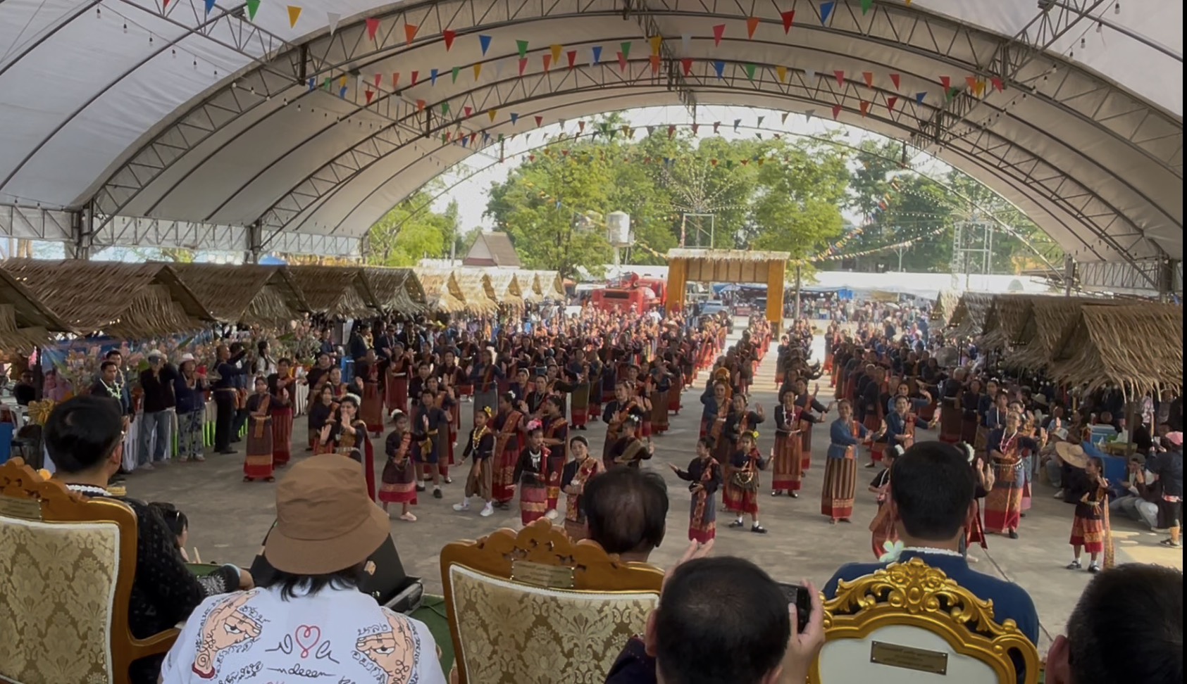 ม่วนซื่นสงกรานต์ลาวเวียงเนินขาม! แห่นางแมวขอฝนฝ่าแดด 41 องศา ไฮไลต์ "ฟ้อนสู่ขวัญหม่อนนางใย" นางรำ 3 วัยกว่า 200 ชีวิต  