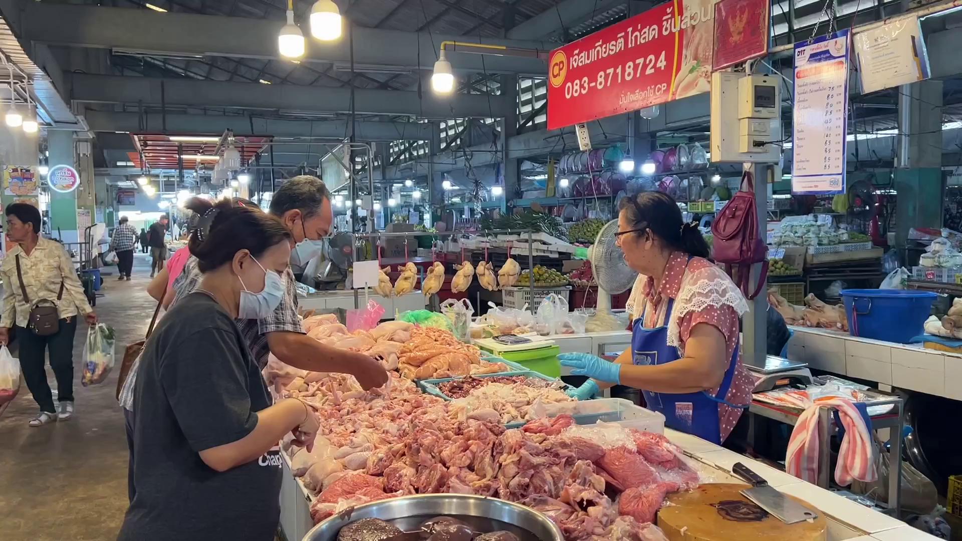 ชัยนาท ไก่แพงทุบสถิติ! แม่ค้าตลาดภาษีซุงโอดปีนี้ราคาพุ่งสูงสุดตั้งแต่ขายมา ชี้ "ราคาขึ้นแล้วลงยาก" แม้น้ำมันโลกเริ่มลดแต่ชิ้นส่วนไก่ยังค้างเพดาน ปีกกลางพุ่งกิโลละ 140 บาท