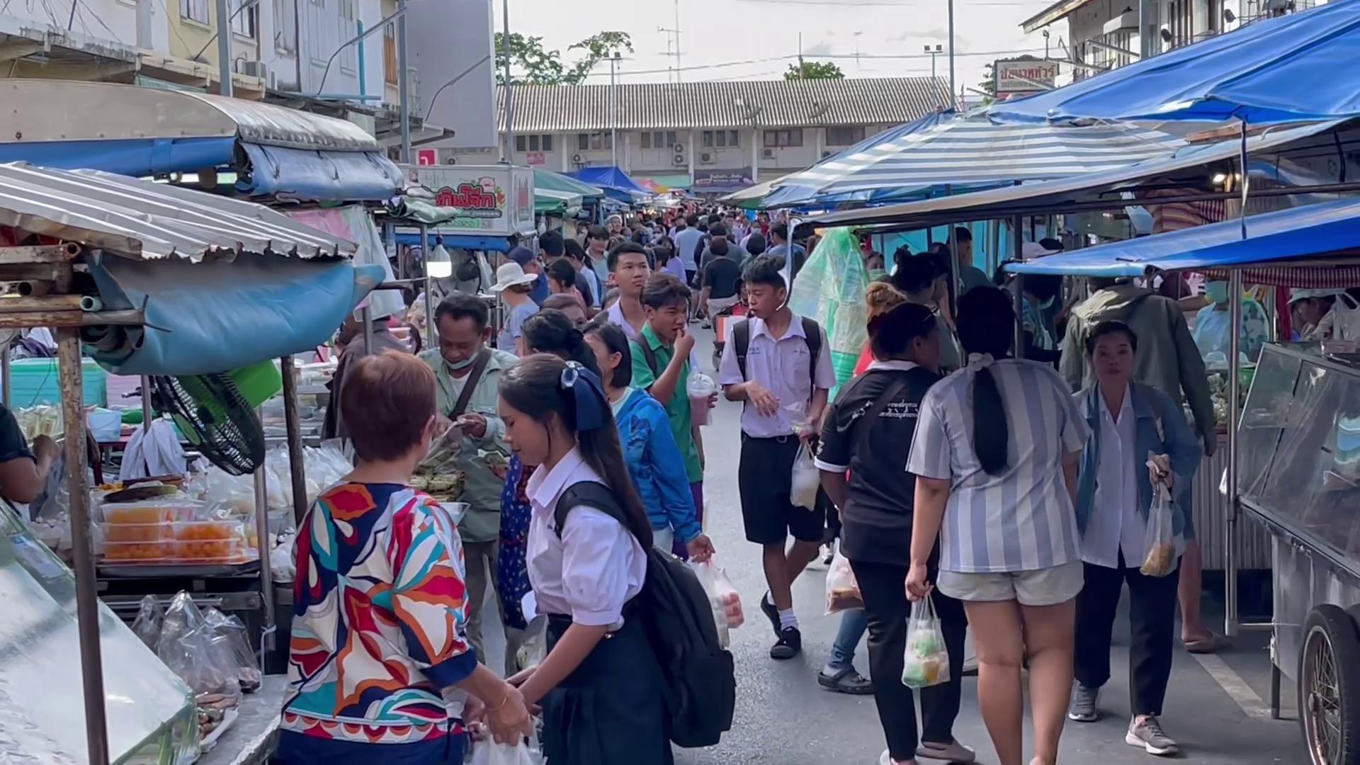 ตลาดโต้รุ่งชัยนาทกลับมาคึกคัก! รับเปิดเทอมใหม่ ยอดขายพุ่งพรวดเท่าตัว พ่อค้าแม่ค้าใจเด็ดแบกต้นทุนของแพง ตรึงราคาเดิมช่วยนักเรียน-ผู้ปกครองประหยัดค่าใช้จ่าย