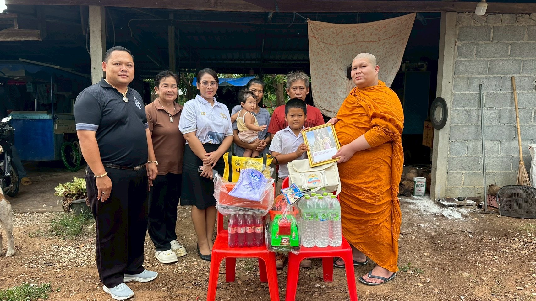 "เปิดเทอมนี้ใจฟู" ท่านเจ้าคุณโอม สานฝันเด็กยากจนหนองมะโมง มอบชุดนักเรียนใหม่-ทุนการศึกษา หลังพบใส่ชุดเก่าจนกรอบ-กางเกงคับเพราะครอบครัวไร้ทุนทรัพย์