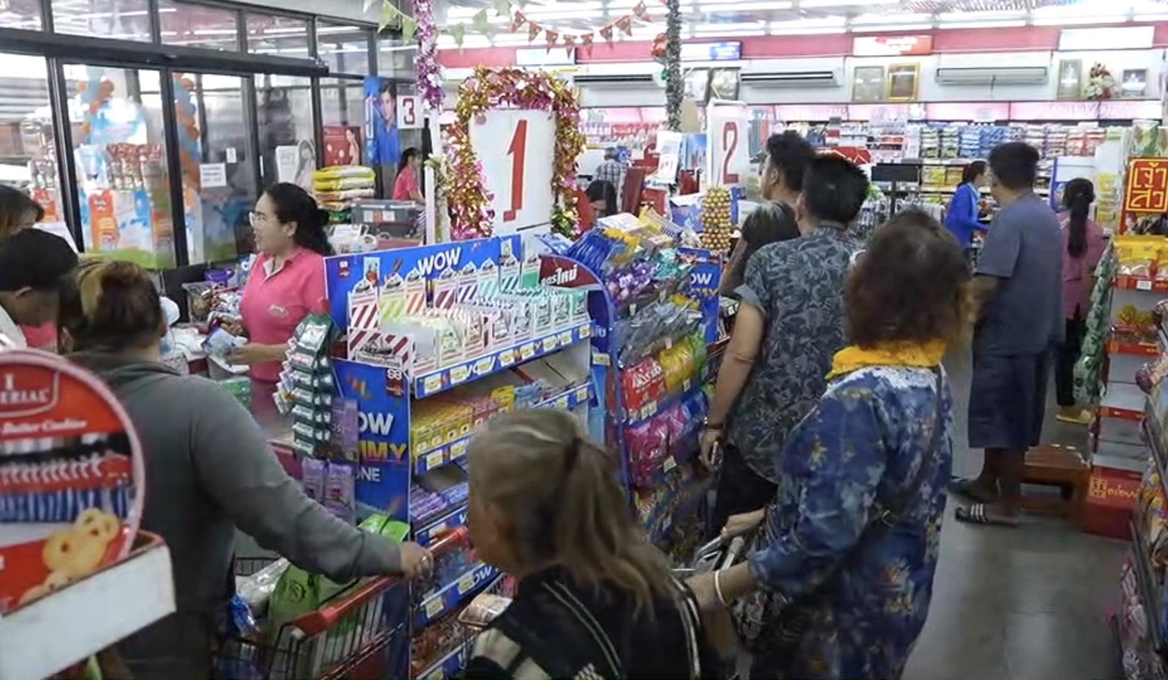 ชัยนาทคึกคัก! ประชาชนแห่ใช้สิทธิ์ &ldquo;ไทยช่วยไทยพลัส&rdquo; วันแรก เน้นซื้อสินค้าอุปโภคบริโภคจำเป็นลดภาระค่าครองชีพ