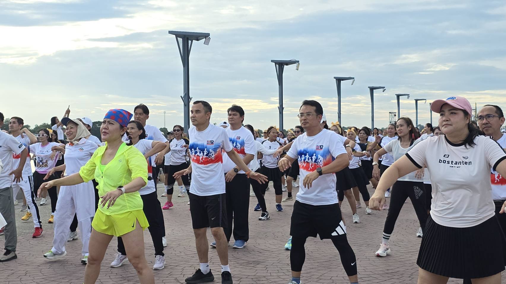 ผู้ว่าฯ ชัยนาท นำประชาชนกว่า 800 คน เปิด &ldquo;มหกรรมก้าวท้าใจ&rdquo; ชูสโลแกนส่งเสริมสุขภาพดี เฉลิมพระเกียรติพระบาทสมเด็จพระเจ้าอยู่หัว 74 พรรษา