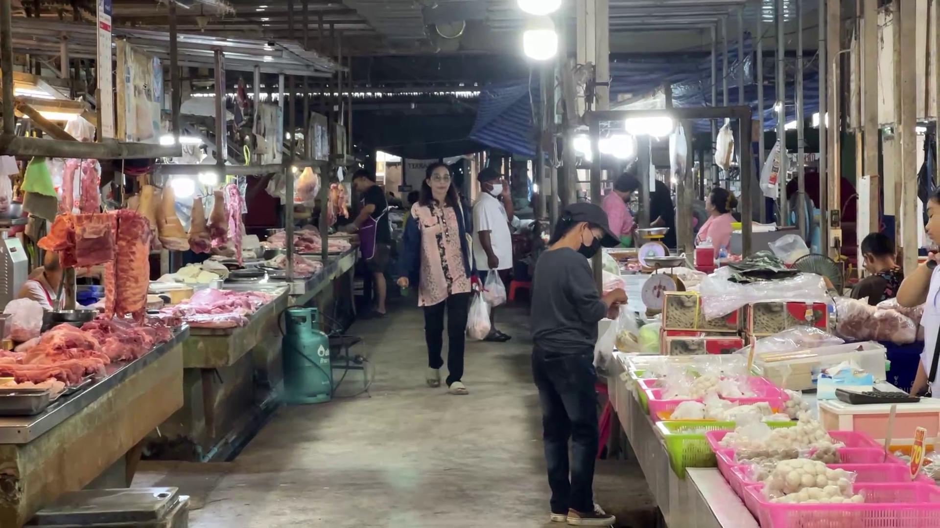 บรรยากาศตลาดภาษีซุง จ.ชัยนาท ซบเซาแม้เข้าโค้งสุดท้ายมาตรการรัฐ แม่ค้าโอดคนแห่ใช้สิทธิตามร้านใหญ่และร้านหมูกระทะ พร้อมเสียงสะท้อนอยากให้เน้นแก้ "ค่าครองชีพ" ระยะยาว