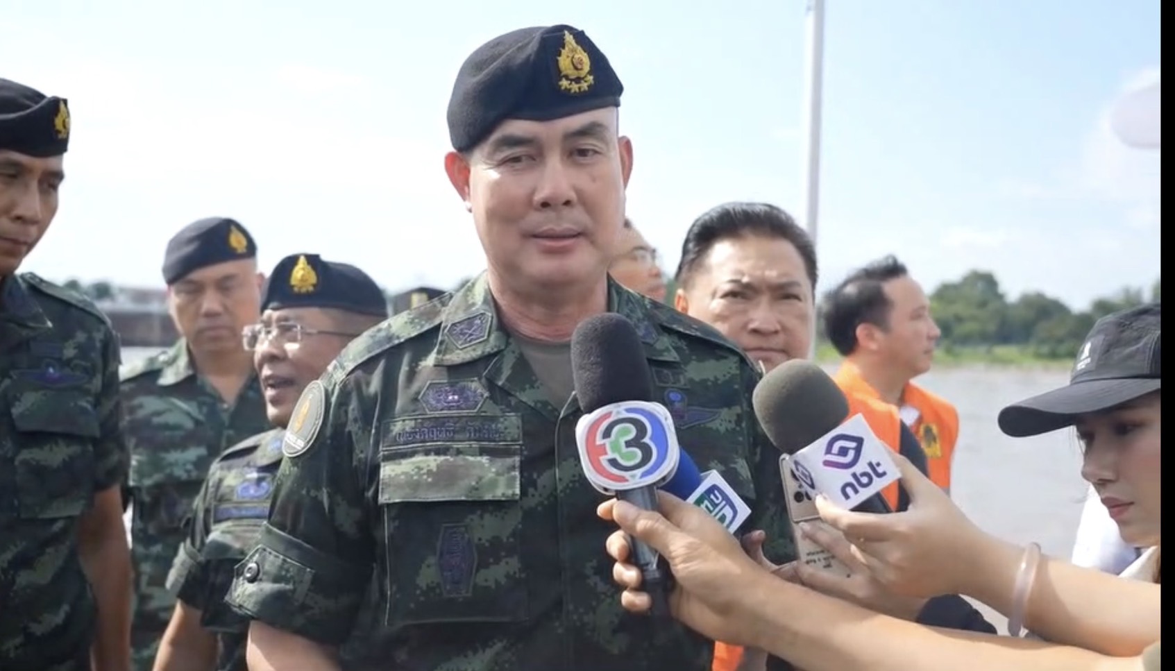รอง ผบ.ทบ. ลงพื้นที่เขื่อนเจ้าพระยา จ.ชัยนาท ติดตามสถานการณ์น้ำและเตรียมรับมือมวลน้ำจากภาคเหนือ